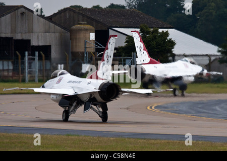 Ein paar F-16CJs von der Thunderbirds kommen an RAF Waddington Stockfoto