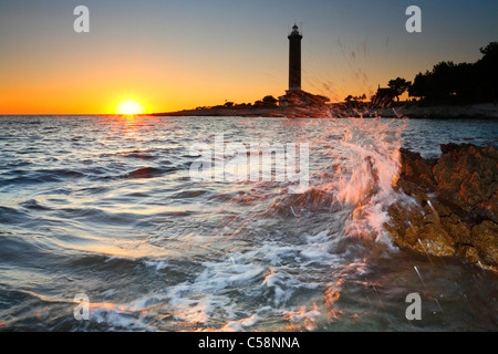 Sonnenuntergang in Insel Dugi Otok mit Leuchtturm Veli Rat Stockfoto