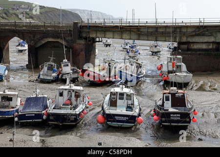 Boote am Wattenmeer in Folkestone Hafen gestrandet Stockfoto