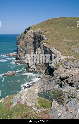 Backways Cove und Dennis Punkt Cornwalls Atlantikküste südlich von Trebarwith Strand Stockfoto