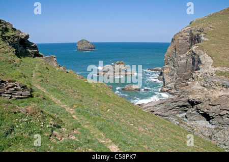 Backways Cove und Dennis Punkt Cornwalls Atlantikküste südlich von Trebarwith Strand Stockfoto