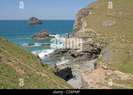 Backways Cove und Dennis Punkt Cornwalls Atlantikküste südlich von Trebarwith Strand Stockfoto