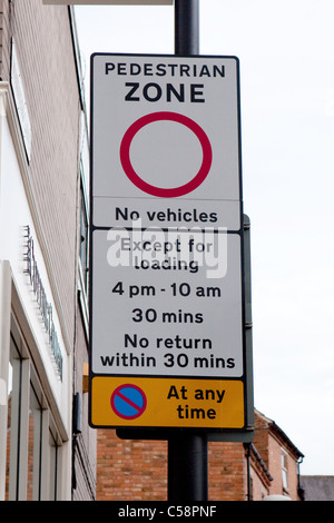 Britische UK urbane post montierten Fußgängerzone Straße / Verkehrszeichen. Stockfoto