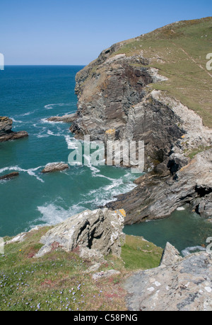 Backways Cove und Dennis Punkt Cornwalls Atlantikküste südlich von Trebarwith Strand Stockfoto