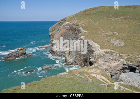 Backways Cove und Dennis Punkt Cornwalls Atlantikküste südlich von Trebarwith Strand Stockfoto