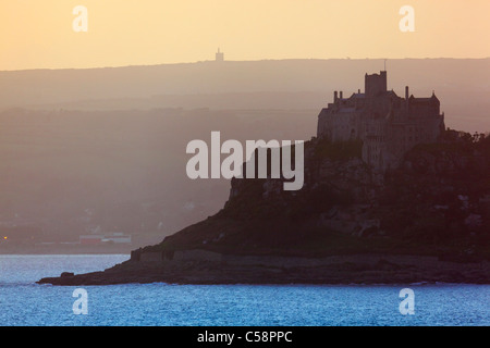 St. Michaels Mount; bei Sonnenuntergang; von Cudden Punkt; Cornwall Stockfoto