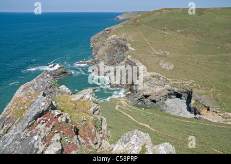 Backways Cove und Dennis Punkt Cornwalls Atlantikküste südlich von Trebarwith Strand Stockfoto