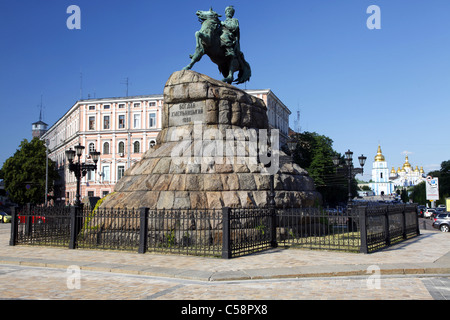 BOHDAN KHMELNYTSKY Denkmal & St. MICHAEL Kathedrale des goldenen Kuppeln SOFIJSKA SQUARE Kiew 15. Juni 2011 Stockfoto