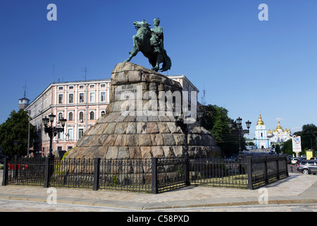 BOHDAN KHMELNYTSKY Denkmal & St. MICHAEL Kathedrale des goldenen Kuppeln SOFIJSKA SQUARE Kiew 15. Juni 2011 Stockfoto