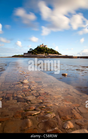 St. Michaels Mount; Cornwall; und Damm von Marazion Stockfoto