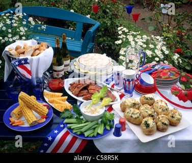 Tableau: Sommer Buffet / Zitrone Torte / adobado Spareribs / Maiskolben mit Chili - butter / gebackene Kartoffel Stockfoto