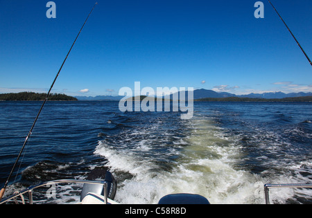 Boot waschen wegfahren von Broken Inselgruppe in Richtung Ucluelet an einem Sommermorgen Stockfoto