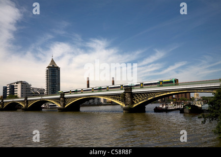 Battersea Eisenbahn Brücke Fluss Themse Battersea London england Stockfoto
