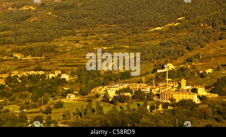 Spanien, Katalonien, Pyrenäen, Pedraforca. Weiche Morgenlicht erhellt das Dorf Saldes an den Ausläufern des Pedraforca Stockfoto