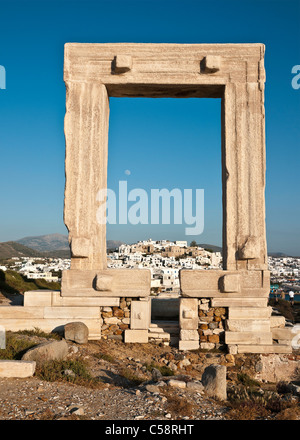 Die Portara oder Tor des Tempels des Apollo mit der Stadt Naxos im Hintergrund, Naxos, Kykladen, Griechenland Stockfoto