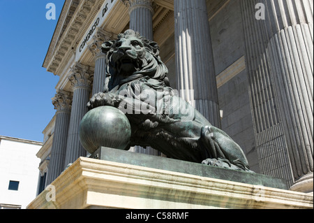 Löwenstatue vor dem Palacio de las Cortes, wo sich der Abgeordnetenkongress trifft, Madrid, Spanien Stockfoto