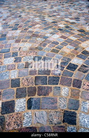 Kopfsteinpflaster schaffen ein interessantes Muster in einem Gehweg Pfad, Clamency, Region Burgund, Frankreich. Stockfoto