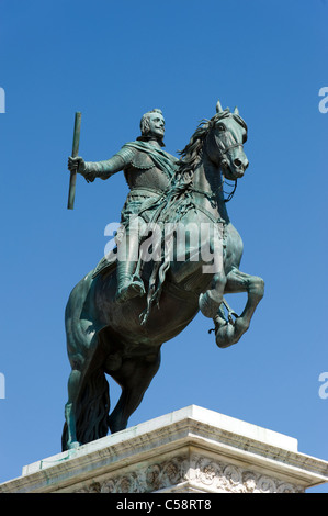 Reiterstandbild von Philipp IV. auf der Plaza de Oriente vor den Palacio Real de Madrid, Madrid, Spanien Stockfoto