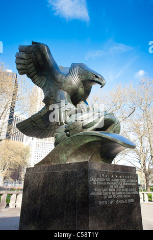 Bronze Adler, gesetzt auf einem Sockel aus poliertem schwarzen Granit im Battery Park in Manhattan Stockfoto