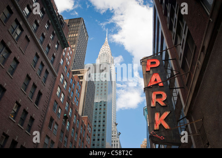 Chrysler Gebäude und einen Parkplatz Garage Zeichen in Midtown, New York Stockfoto