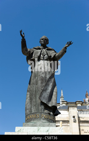 Statue von Papst Johannes Paul II. vor der Almudena-Kathedrale, Madrid, Spanien Stockfoto