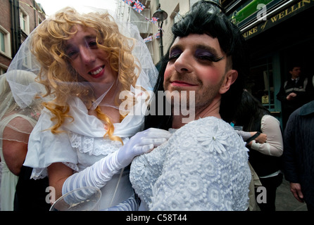 Männer in Soho verkleidet als Bräute während Royal Wedding in London Stockfoto