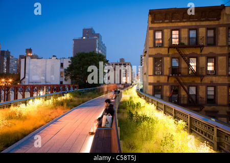 High Line Elevated Park in der Abenddämmerung mit Skyline der Stadt Stockfoto