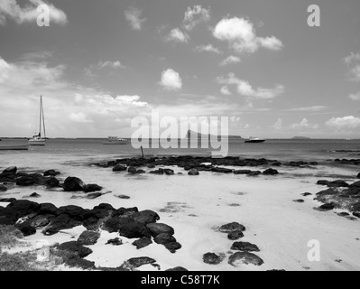Coin de Mire Island Nature Reserve und Yacht vor Cap Malheureux Mauritius und Mann im Boot Stockfoto