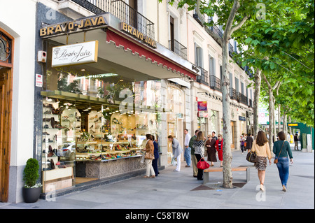 Einkaufen auf der Calle de Serrano im Stadtteil Salamanca, Madrid, Spanien Stockfoto