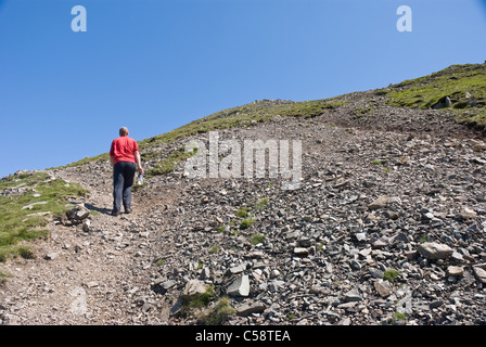 Ein aufsteigender steilen Geröll von Fairfield, aus Grisedale Tarn walker Stockfoto