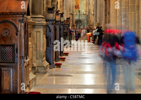 Spanien, Jakobsweg: Pilgern, die Eingabe auf dem Flur der Kathedrale von Santiago de Compostela Stockfoto