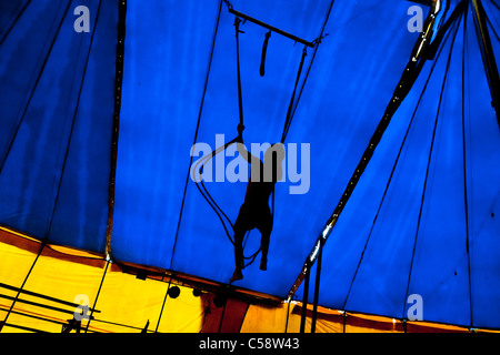 Raimundo, 9, führt ein Fliegendes Trapez-Act beim Circo Anny, eine Familie geführtes Zirkus wandern die Amazonasregion Ecuadors. Stockfoto