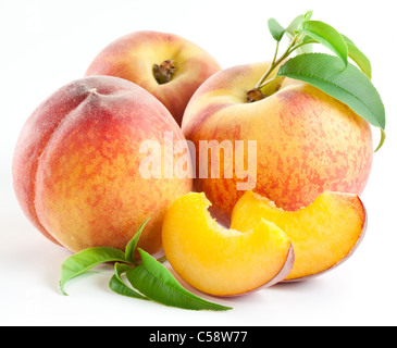 Reife Pfirsichfrucht mit Blättern und Slises auf weißem Hintergrund. Stockfoto