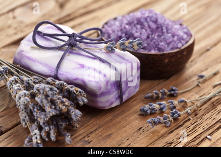 Seife mit Meersalz und getrocknetem Lavendel auf Holz Schreibtisch. Stockfoto