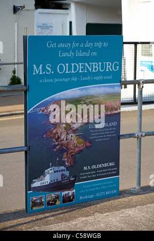 Board Werbung Tagesausflüge nach Lundy Island an Bord der M.S. Oldenburg, Bideford, Devon, England UK im März Stockfoto