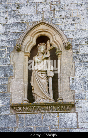 Skulptur von St. Helena mit einem Kreuz an der Außenseite der Kirche auf Lundy Island, Devon, England UK im März - St Helens Kirche Stockfoto