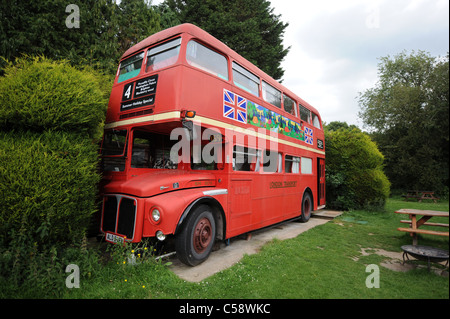 Einem alten roten Londoner Bus eines der Unuaual Unterkünfte auf Blackberry Farm Campingplatz in Streat in der Nähe von Ditchling Sussex UK Stockfoto