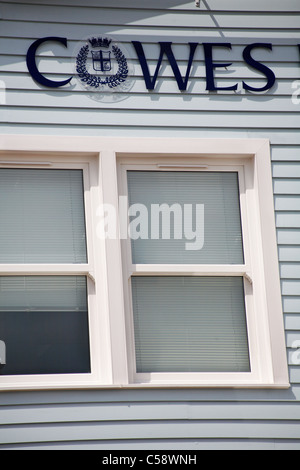 Cowes Wording vor dem Cowes Harbour Commission Building in Isle of Wight, Hampshire, Großbritannien im Mai Stockfoto