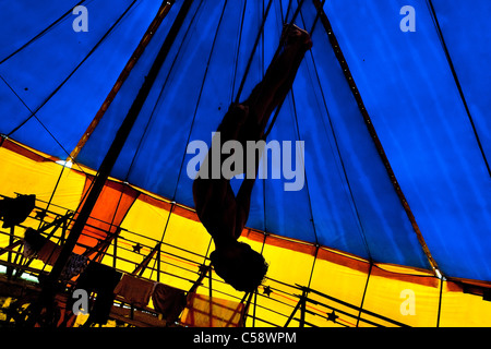 Raimundo, 9, führt ein Fliegendes Trapez-Act beim Circo Anny, eine Familie geführtes Zirkus wandern die Amazonasregion Ecuadors. Stockfoto