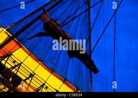 Raimundo, 9, führt ein Fliegendes Trapez-Act beim Circo Anny, eine Familie geführtes Zirkus wandern die Amazonasregion Ecuadors. Stockfoto