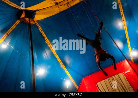 Raimundo führt ein Fliegendes Trapez-Act beim Circo Anny, eine Familie geführtes Zirkus wandern die Amazonasregion Ecuadors. Stockfoto