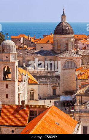 Kirche-Kuppeln und bunten Ziegeldächer von Dubrovnik, Dalmatien Kroatien Stockfoto