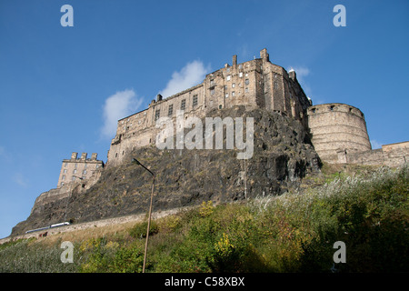 Ein Blick auf die Westseite des Edinburgh Castle an einem sonnigen Tag, sah von der Grassmarket Stockfoto