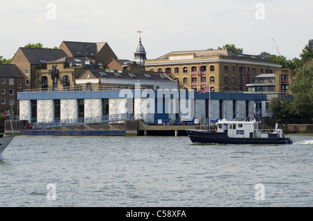 Das Hauptquartier der Marine Support Unit der Metropolitan Police auf der Themse in Wapping, East London. Stockfoto