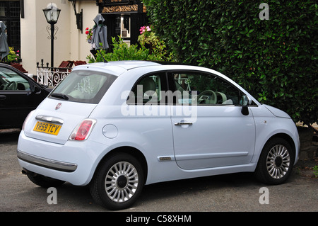 Fiat Nuova 500 Auto, alte Shepperton Dorf, Surrey, England, Vereinigtes Königreich Stockfoto