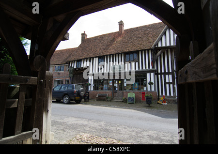 Das Tudor Gebäude, das Postamt und Chiddingstone Geschäfte im Chiddingstone, in der Nähe von Edenbridge, Kent, England Stockfoto