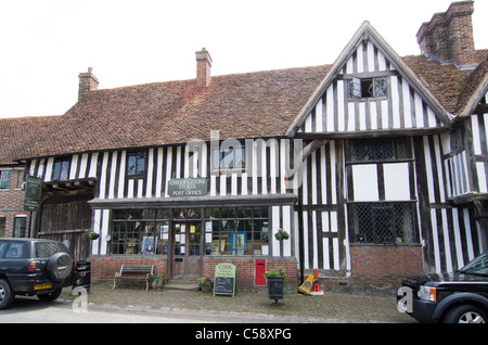 Das Tudor Gebäude, das Postamt und Chiddingstone Geschäfte im Chiddingstone, in der Nähe von Edenbridge, Kent, England Stockfoto