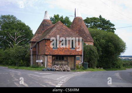 Eine umgebaute Oast House auf einer Gabel in der Straße am Chiddingstone, Kent, England Stockfoto