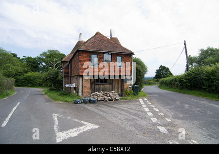 Eine umgebaute Oast House auf einer Gabel in der Straße am Chiddingstone, Kent, England Stockfoto