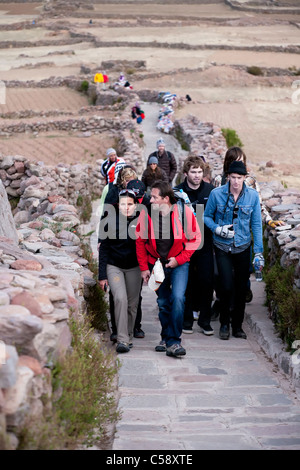 Eine Gruppe von Reisenden auf eine geführte Wanderung bis zu Pachamama, einer der zwei heiligen Gipfel auf der Insel Amantani. Stockfoto
